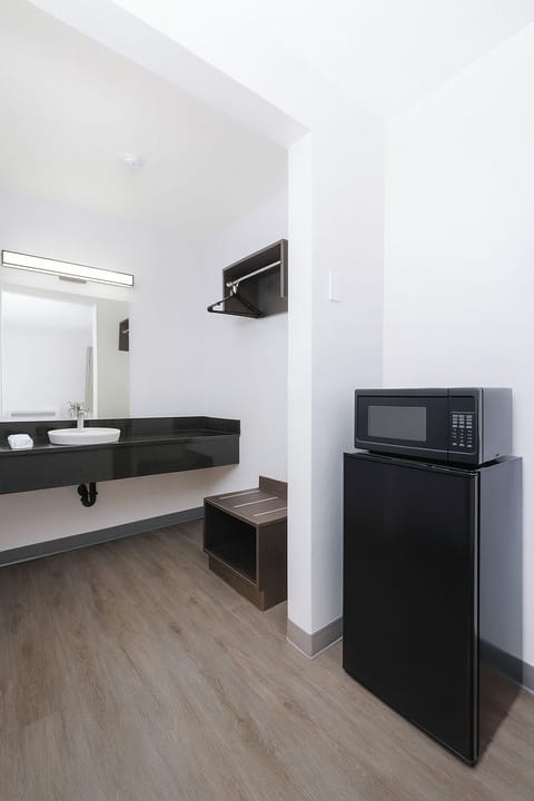 Deluxe Room, 1 Queen Bed, Non Smoking, Refrigerator & Microwave | Desk, free WiFi, bed sheets