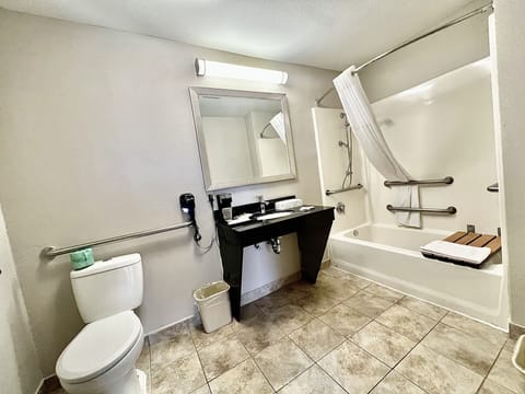 Combined shower/tub, hair dryer, towels