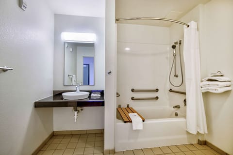 Combined shower/tub, towels