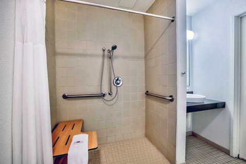 Standard Room, 1 Queen Bed, Non Smoking, Refrigerator & Microwave | Bathroom | Combined shower/tub, towels