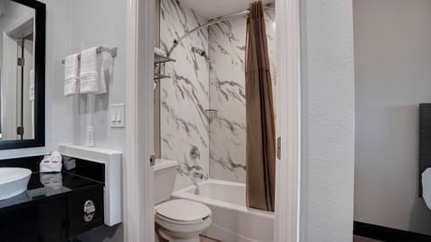 Combined shower/tub, towels