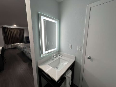 Deluxe Suite, 2 Queen Beds, Non Smoking | Bathroom | Combined shower/tub, towels