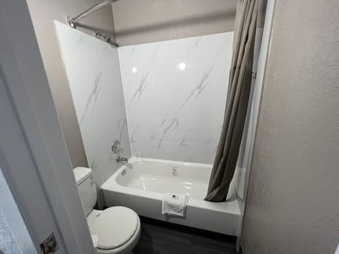 Combined shower/tub, towels