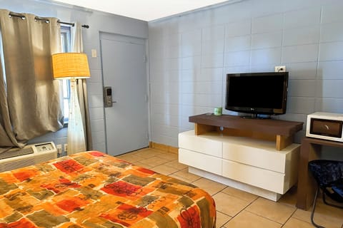 Family Room, 2 Double Beds | Desk, free WiFi, bed sheets