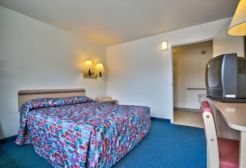 Standard Room, 1 Queen Bed, Accessible | Free WiFi, bed sheets