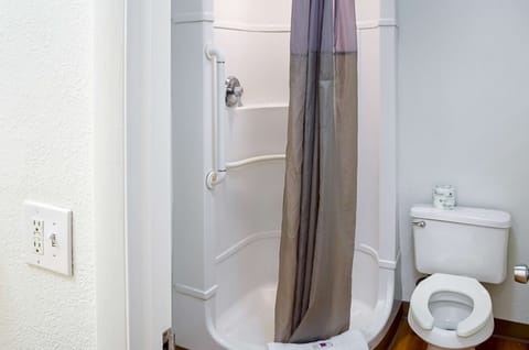 Combined shower/tub, towels