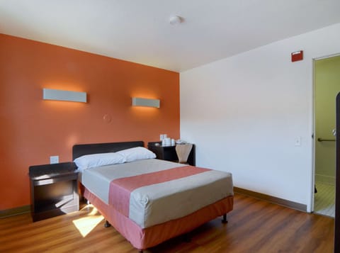 Standard Room, 1 Queen Bed, Accessible, Non Smoking | Free WiFi, bed sheets