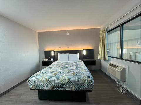 Standard Room, 1 Queen Bed, Accessible, Non Smoking | Free WiFi, bed sheets