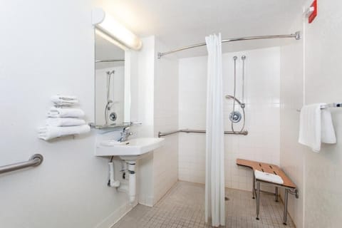 Room, 1 Queen Bed, Accessible, Non Smoking | Bathroom | Towels