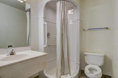 Combined shower/tub, towels, toilet paper