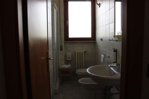 Single Room | Bathroom | Combined shower/tub, free toiletries, hair dryer, bidet