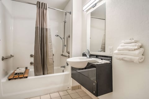 Standard Room, 1 Queen Bed, Accessible, Non Smoking | Bathroom | Combined shower/tub, towels