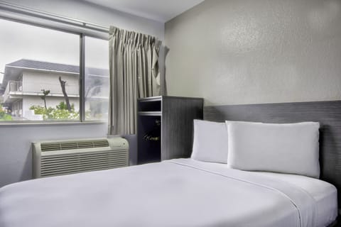 Deluxe Room, 1 Double Bed, Accessible, Non Smoking | Free WiFi, bed sheets
