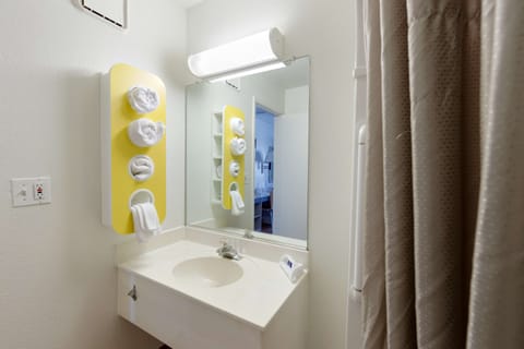 Combined shower/tub, towels, toilet paper