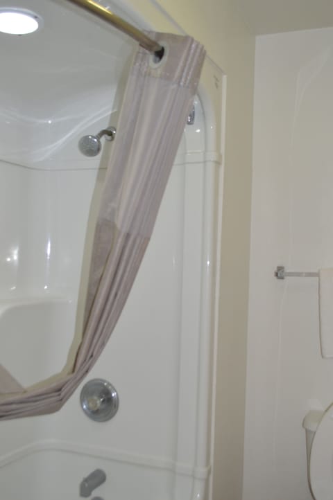 Combined shower/tub, towels