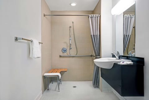 Combined shower/tub, hair dryer, towels