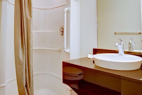 Combined shower/tub, towels