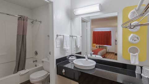 Combined shower/tub, towels