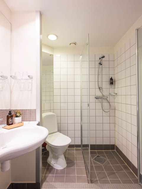 Shower, hair dryer, heated floors, towels