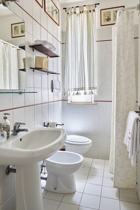 Deluxe Double Room, Terrace | Bathroom