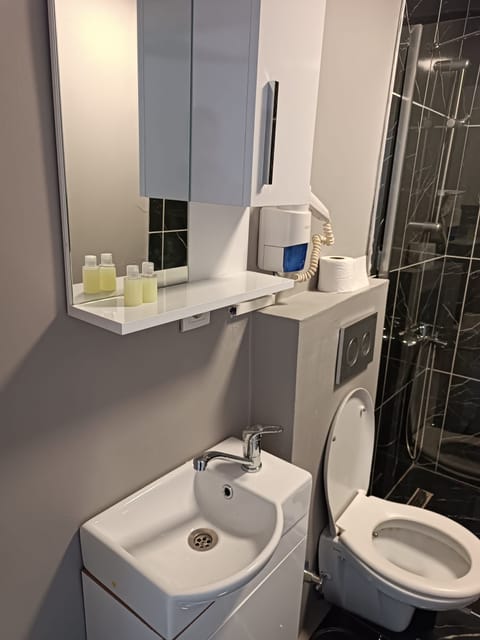 Basic Apartment | Bathroom