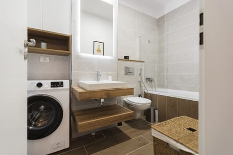 Premier Apartment | Bathroom | Towels