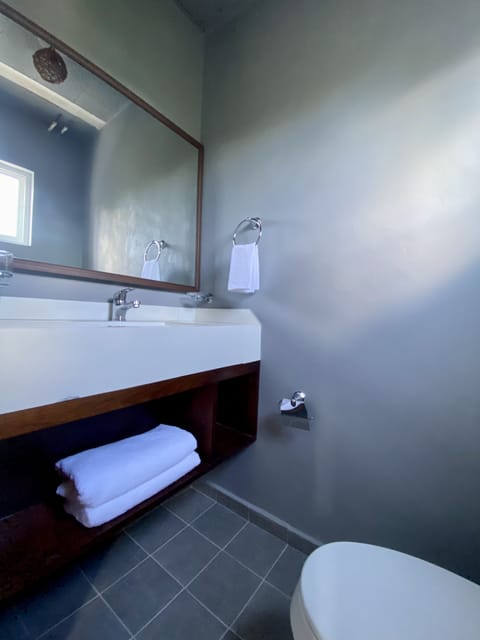 Standard Room, 1 Queen Bed, Garden View | Bathroom | Shower, towels