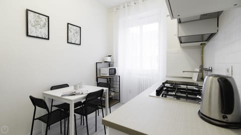 Apartment (1 Bedroom) | Private kitchen | Fridge, microwave, oven, stovetop