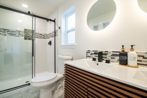 Duplex, 2 Bedrooms | Bathroom | Towels, shampoo