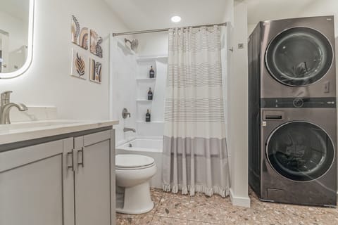 Duplex, 2 Bedrooms | Bathroom | Towels, shampoo