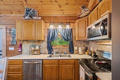 Majestic Elk Hideaway's fully equipped kitchen