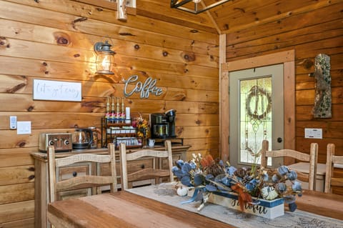 Majestic Elk Hideaway's kitchen and dining area