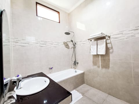 Deluxe Double Room | Bathroom | Combined shower/tub, rainfall showerhead, free toiletries, hair dryer