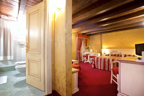 Junior Suite | Premium bedding, minibar, in-room safe, desk