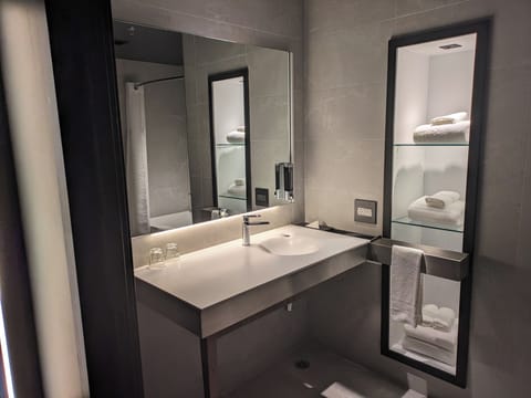 Grand Comfort King Plus | Bathroom | Shower, hair dryer, towels, soap