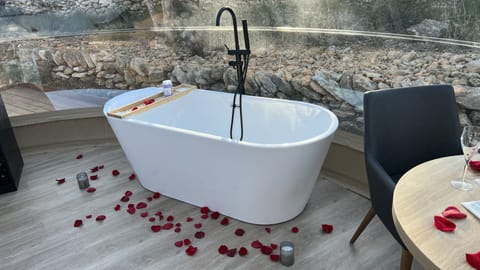 Deep soaking bathtub