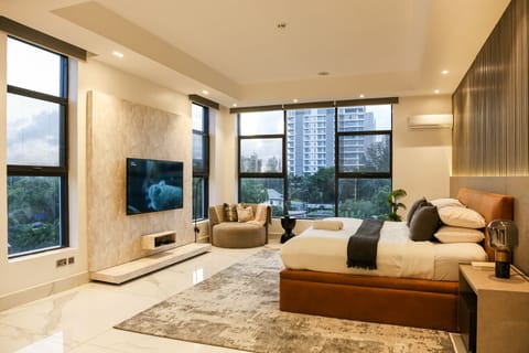 City Apartment, 3 Bedrooms, Private Pool, City View | Premium bedding, pillowtop beds, in-room safe, individually decorated