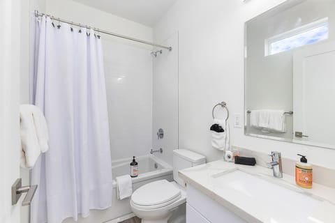 Classic Studio | Bathroom | Free toiletries, hair dryer, towels, soap