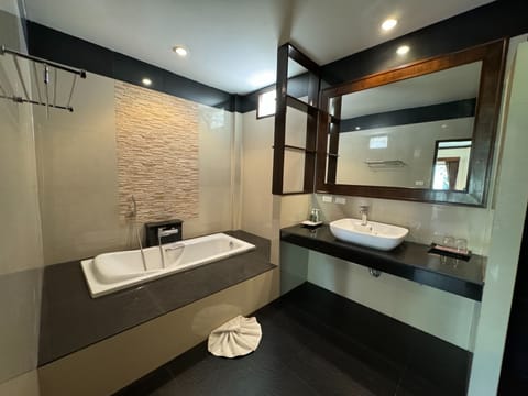 Grand Deluxe Bungalow Double Room | Bathroom | Towels