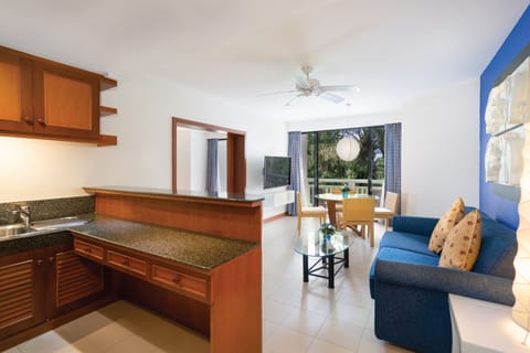 Premier Suite, Golf View (Junior) | Living area | 55-inch Smart TV with cable channels