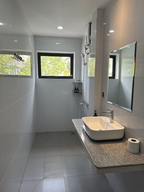 Exclusive Room | Bathroom | Shower, free toiletries, bidet, towels