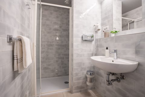 Standard Quadruple Room | Bathroom | Shower, hair dryer, towels, soap