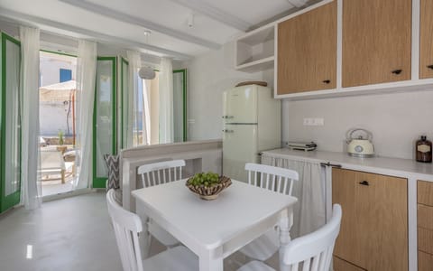 Beachfront Boutique Houses (Green) | Private kitchen | Oven, stovetop, electric kettle, toaster