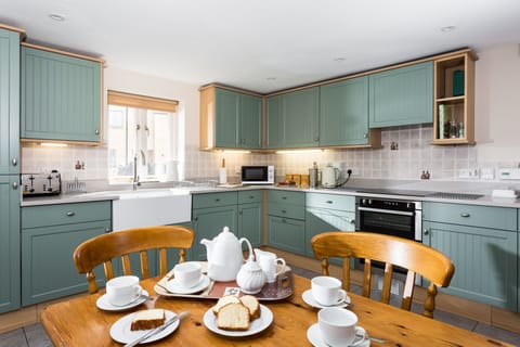 Breakfast kitchen with a double oven and ceramic hob, dishwasher and table, perfect for enjoying a leisurely breakfast