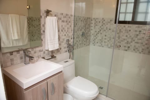Family Apartment | Bathroom | Free toiletries