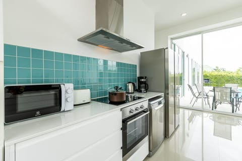 Deluxe Villa | Private kitchen | Cookware/dishes/utensils