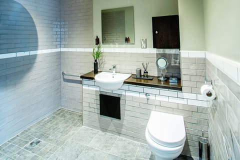 Classic Studio | Bathroom | Shower, rainfall showerhead, free toiletries, hair dryer