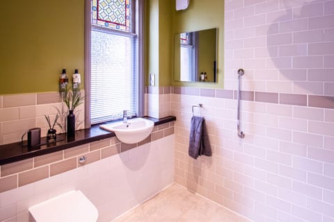 Executive Studio | Bathroom | Shower, rainfall showerhead, free toiletries, hair dryer