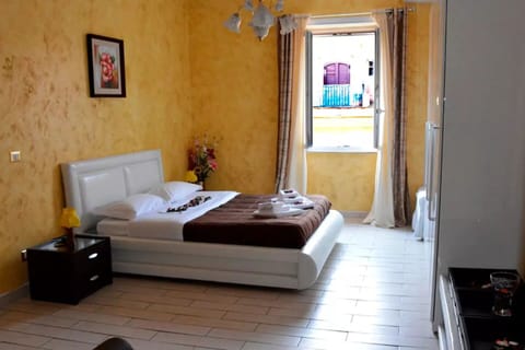 Basic Quadruple Room | Desk, soundproofing, iron/ironing board, free WiFi