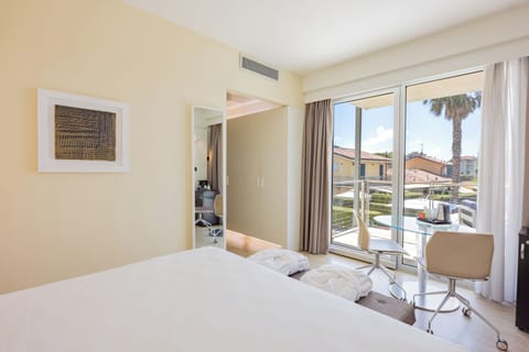 Camera Junior Suite | Minibar, in-room safe, desk, laptop workspace